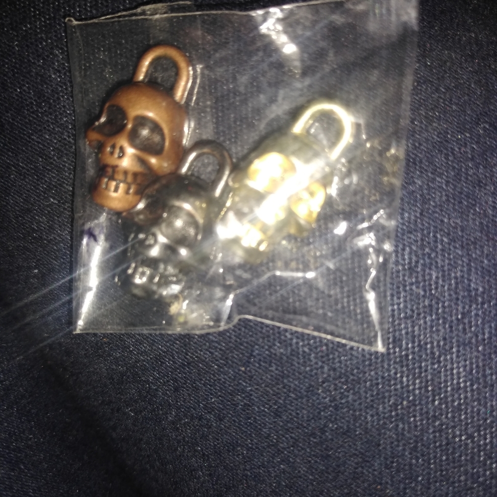 3 skull charms